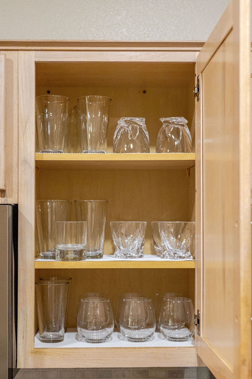 Kitchen cabinet with glassware