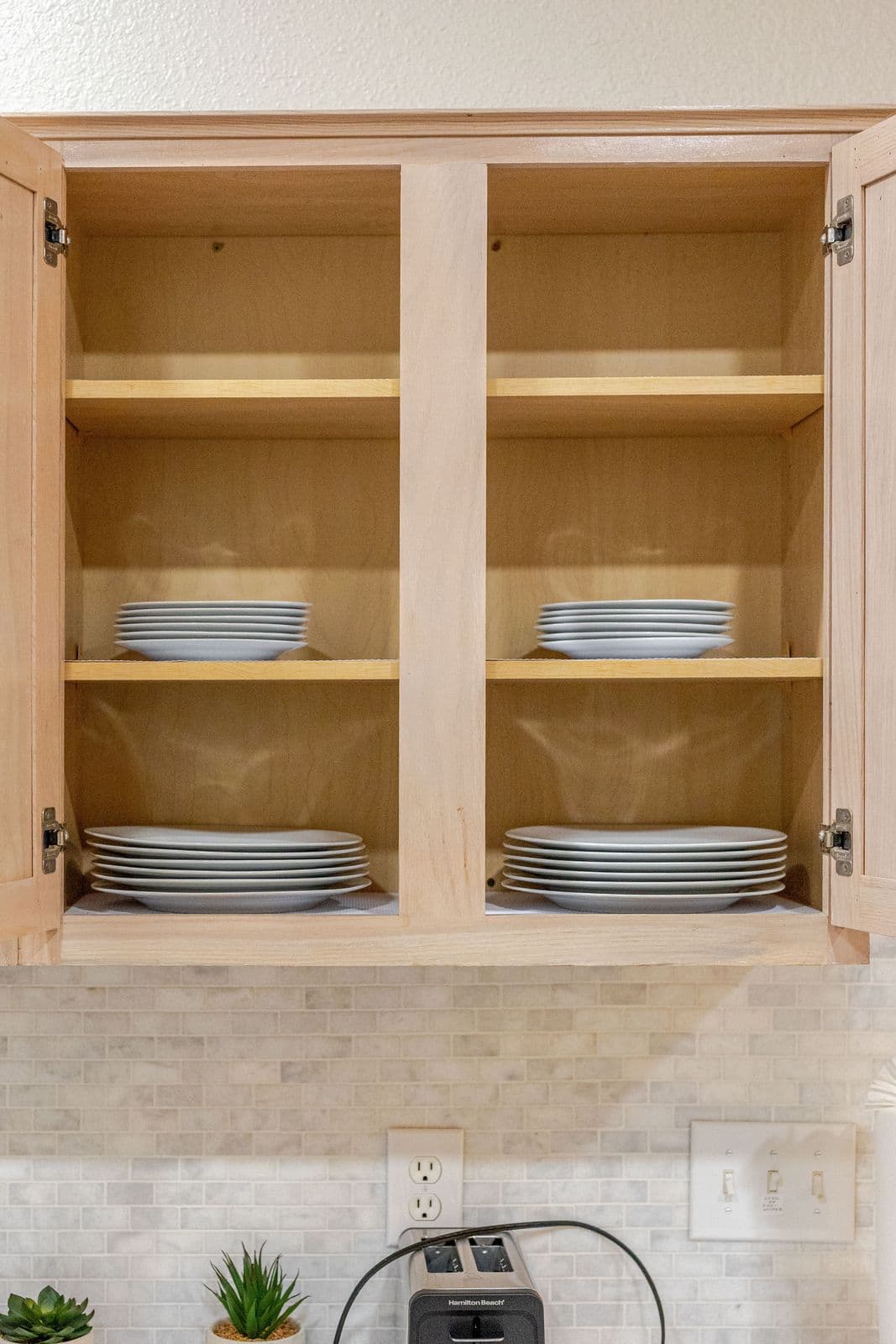 Kitchen cabinet with plates