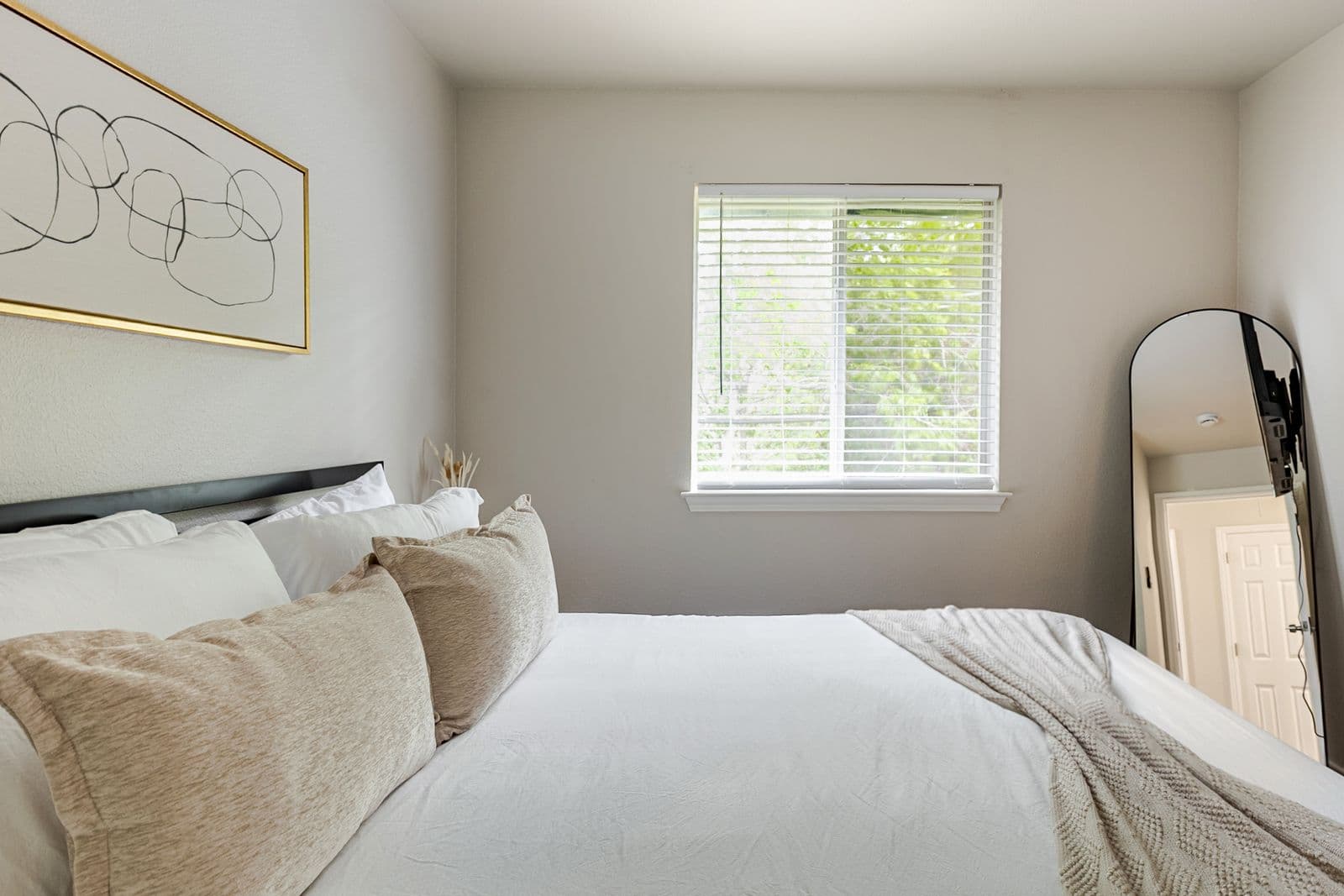 Guest bedroom 2, side view