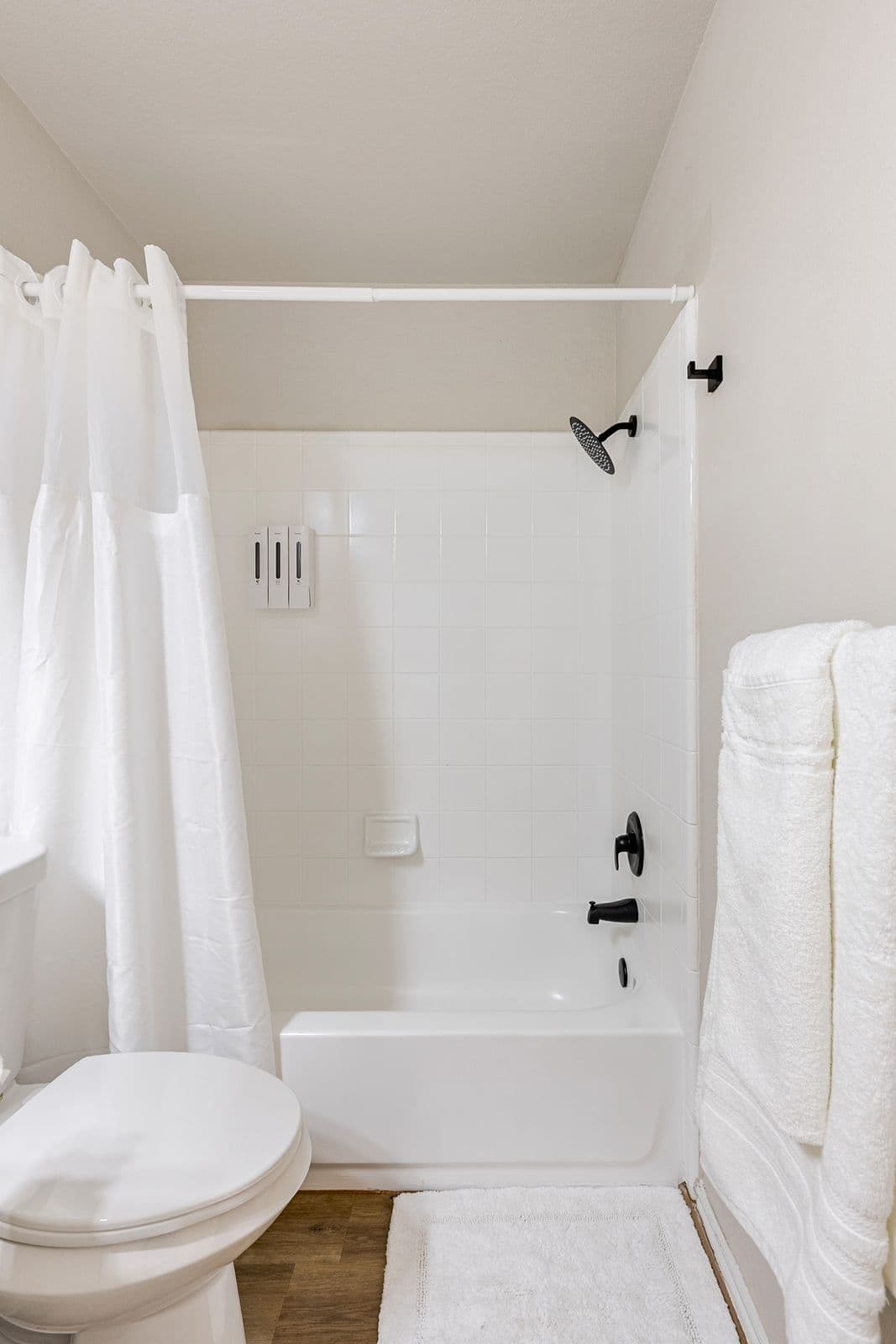 Bathroom tub